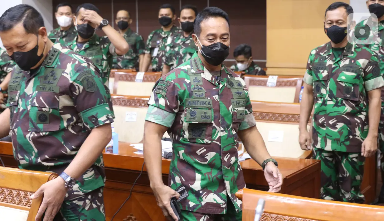 Panglima TNI Jenderal Andika Perkasa bersiap mengikuti rapat dengan Komisi I di DPR RI di Kompleks Parlemen, Jakarta, Senin (24/1/2022). Agenda rapat ini antara lain Perkembangan penanganan kasus-kasus hukum prajurit TNI.  (Liputan6.com/Angga Yuniar)