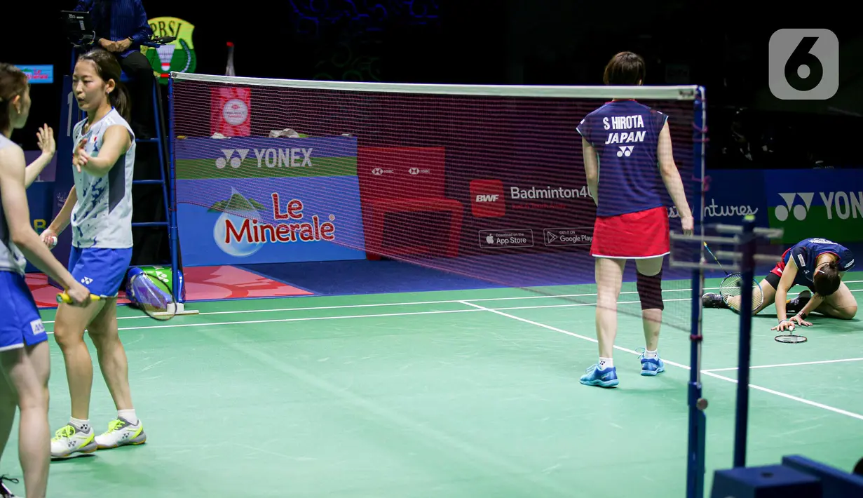 Pebulu tangkis ganda putri Jepang Nami Matsuyama/Chiharu Shida (kiri) saat melawan pebulu tangkis ganda putri Jepang Yuki Fukusima/Sayaka Hirota pada pertandingan final East Ventures Indonesia Open 2022 di Istora Senayan, Jakarta, Minggu (19/6/2022). Nami Matsuyama/Chiharu Shida menjuarai East Ventures Indonesia Open 2022 usai mengalahkan Yuki Fukusima/Sayaka Hirota dengan skor 18-21, 21-14, dan 21-17. (Liputan6.com/Faizal Fanani)