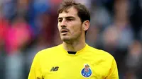 Iker Casillas adalah seorang pemain bola profesional di klub Porto