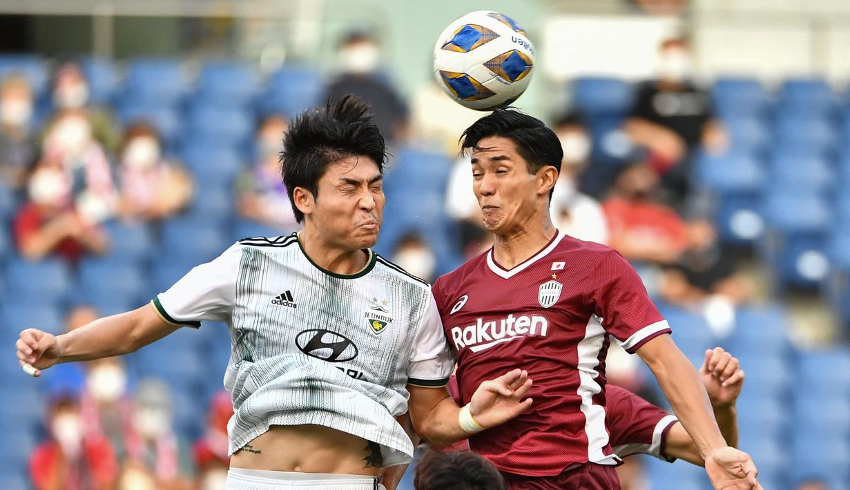 Pemain Vissel Kobe, Yoshinori Muto (kiri) berebut bola dengan pemain Jeonbuk Hyundai Motors, Park Jin-seob pada laga perempat final Liga Champions Asia di Saitama, 22 Agustus 2022. (AFP/Kazuhiro Nogi)