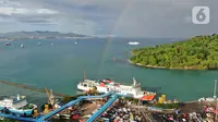 Keindahan pelangi saat menghiasi langit Pelabuhan Merak, Banten, Sabtu (30/4/2022). Kemunculan pelangi tersebut menjadi pemandangan yang indah bagi para pemudik yang ingin menyebrang ke pulau Sumatra. (Liputan6.com/Angga Yuniar)