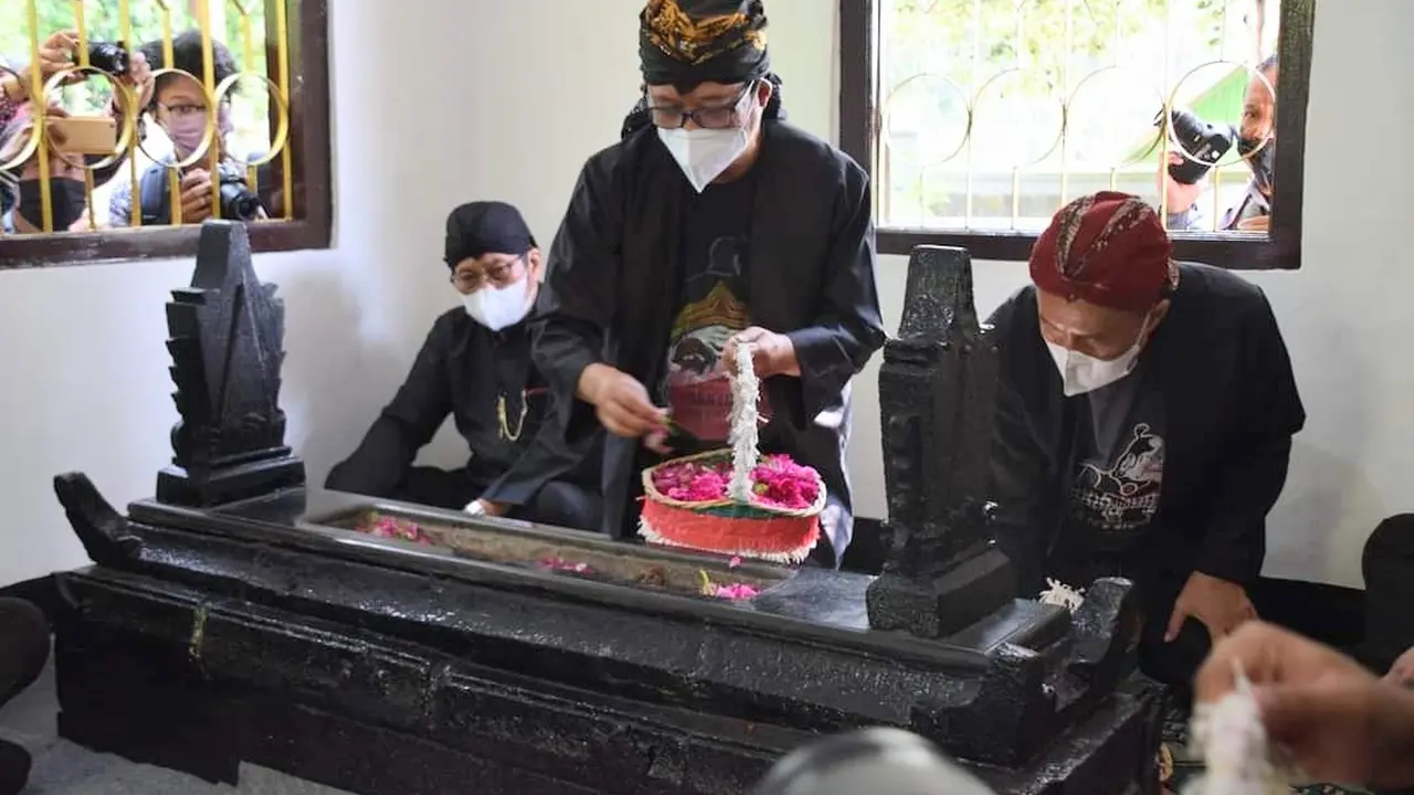 Ziarah di makam bupati pertama R Joko Kaiman atau Adipati Mrapat serta menaburkan bunga di pusara pendiri Banyumas