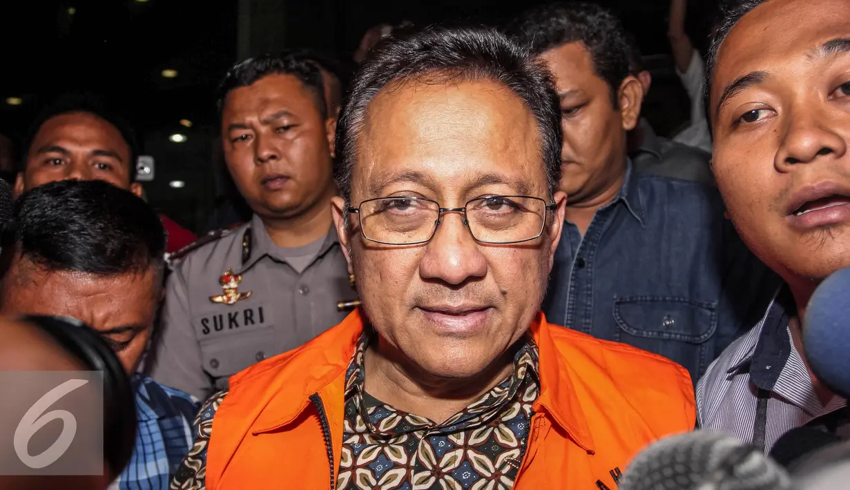 Ketua DPD RI Irman Gusman keluar dari gedung KPK Jakarta menuju ke mobil tahanan KPK usai diperiksa, Sabtu (17/9). Irman Gusman ditahan KPK setelah terkena OTT terkait dugaan suap kebijakan kuota gula impor. (Liputan6.com/Faizal Fanani)