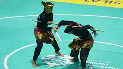Pesilat Indonesia, Ayu Sidan Wilantari dan Ni Made Dwiyanti, saat beraksi pada Asean Games di Padepokan TMII, Jakarta, Rabu (29/8/2018). Ayu/Made berhasil meraih emas pada nomor seni ganda putri. (Merdeka.com/Imam Buhori)