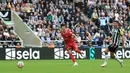 Darwin Nunez (kiri), yang baru bermain di menit ke-77 berhasil mencetak gol penyeimbang ke gawang Newcastle United setelah mengelabui Fabian Schar (kanan). (AFP/Lindsey Parnaby)