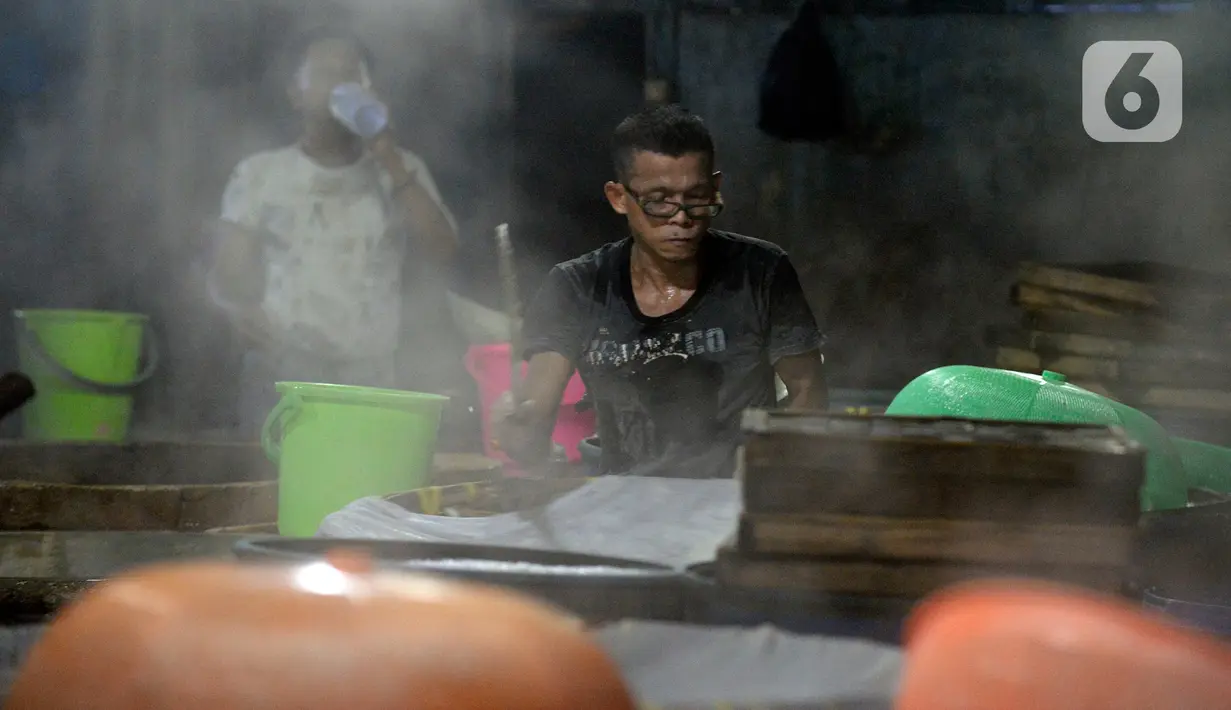 Pekerja menyelesaikan pembuatan tahu di salah satu industri tahu tradisional , di Babakan Pocis, Setu, Tangerang Selatan, Selasa (14/7/2020). Pesanan tahu yang sempat menurun hingga 50 persen di awal pandemi Covid-19, kini mulai perlahan naik. (merdeka.com/Dwi Narwoko)