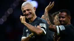 Mantan pemain Juventus, Fabrizio Ravanelli saat diperkenalkan mewakili Tim Hitam sebelum dimulainya laga persabatan mini soccer 7 lawan 7 di Pala Alpitour, Turin, Rabu (11/10/2023) dini hari WIB yang diikuti para legenda Juventus dalam rangkaian perayaan 100 tahun Keluarga Agnelli mengakuisisi Juventus. Hasil laga dimenangkan Tim Putih 9-6 atas Tim Hitam. (AFP/Marco Bertorello)