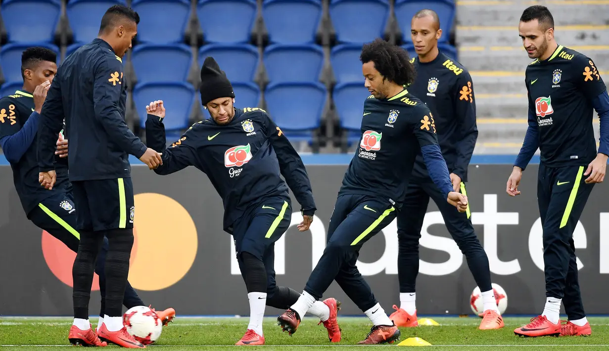Striker Brasil, Neymar Jr, berebut bola dengan Marcelo, saat sesi latihan jelang laga persahabatan di Paris, Rabu (8/11/2017). Brasil akan berhadapan dengan Jepang. (AFP/Franck Fife)