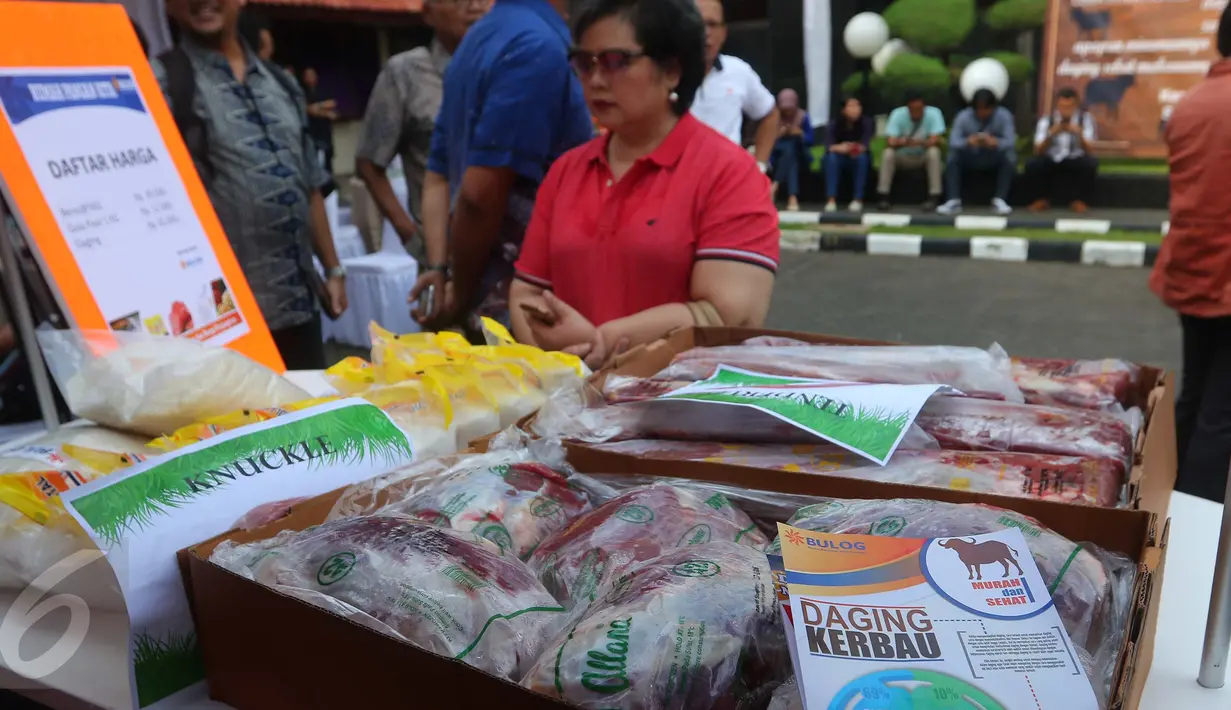 Sejumlah daging kerbau pada acara sosialisasi di Kantor Perum Bulog, Jakarta, Jumat (2/9). Dalam kesempatan ini, Perum Bulog menjual harga ke konsumen seharga Rp 65 ribu per kg dan Rp 60 ribu per kg untuk harga distributor. (Liputan6.com/Angga Yuniar)
