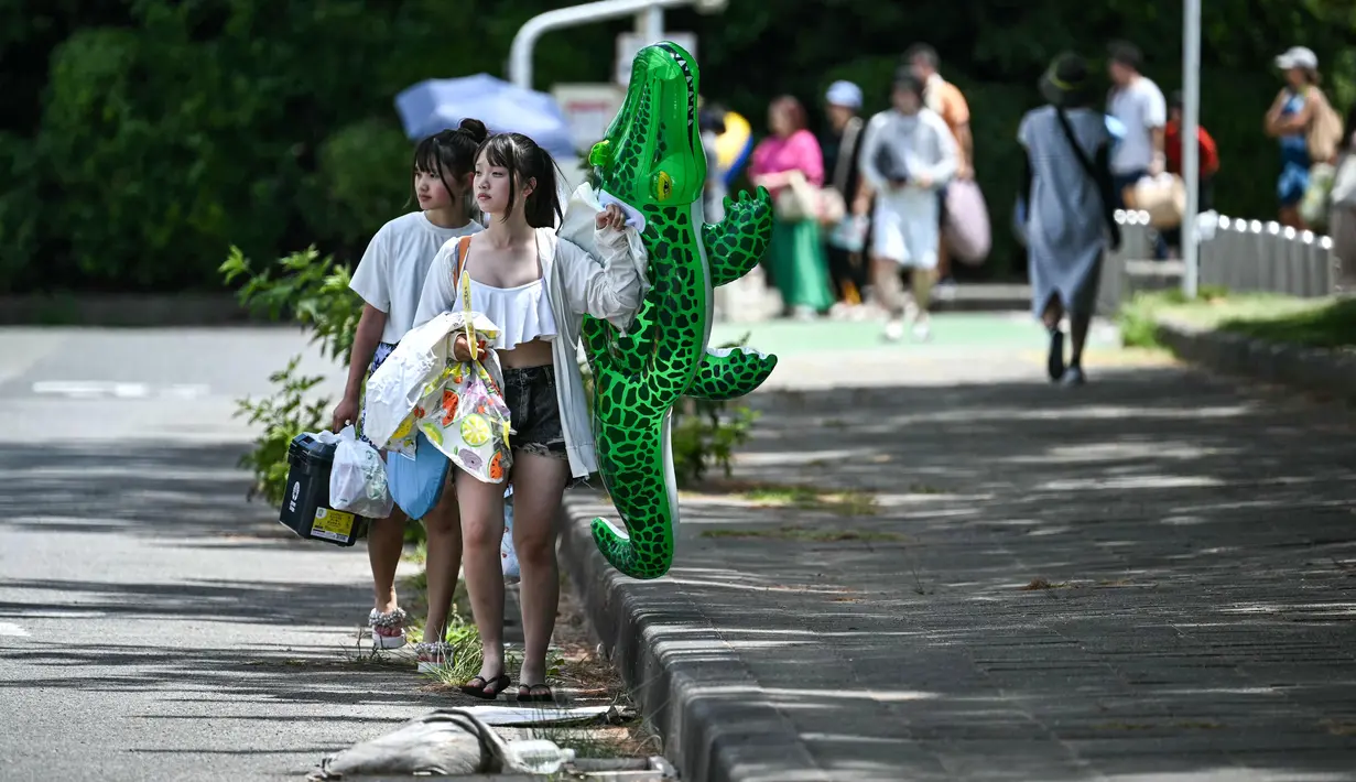 Otoritas Jepang mendesak warga di dekat pesisir untuk segera mencari tempat aman. (Philip FONG/AFP)