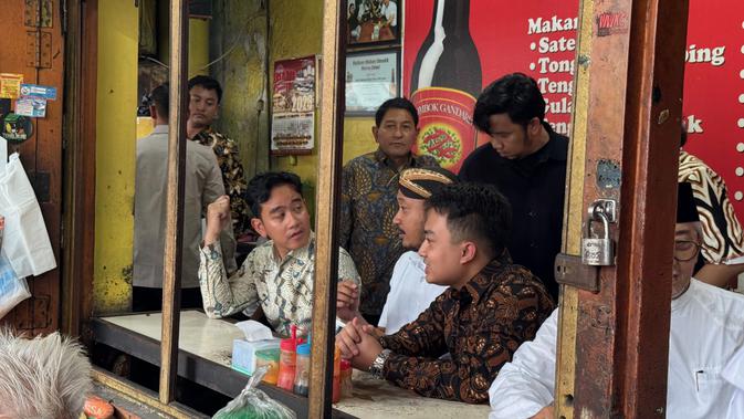 Warung Sate dan Cara Gibran Damaikan Raja Kembar Keraton Solo