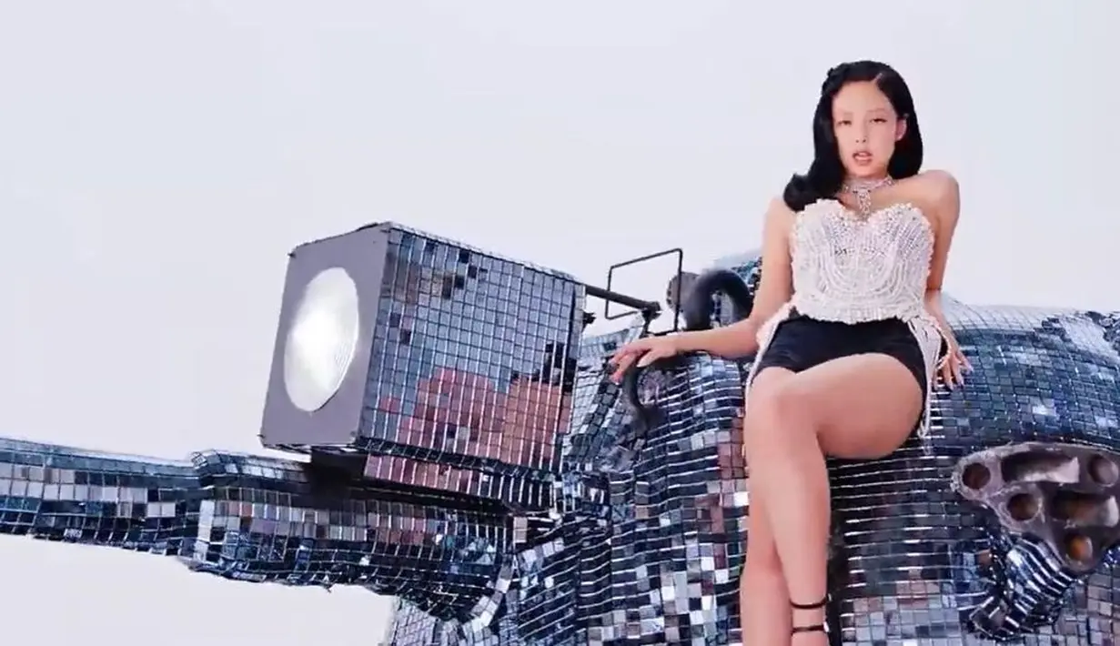 Pada video klip tersebut, ia tampil memukau mengenakan korset berlapis mutiara putih.