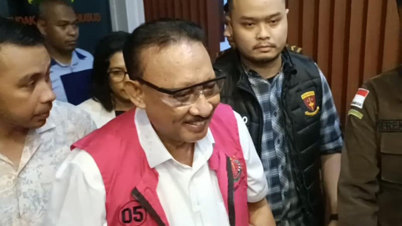 Mantan Wali Kota Kupang, Jonas Salean saat mengenakan rompi tahanan usai menjalani pemeriksaan di kantor Kejaksaan Tinggi NTT.