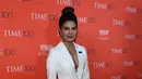 Aktris Bollywood Priyanka Chopra saat menghadiri acara Time 100 Gala 2016 di New York, Selasa (26/4). Mantan peraih mahkota Miss World itu tampil elegan sekaligus seksi dengan balzer putih. (TIMOTHY A. CLARY/AFP)
