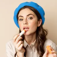 lip gloss tidak hanya identik dengan warna pink, nude, atau merah saja lho. Tahun ini, dunia kecantikan kedatangan tren baru yang cukup mencuri perhatian yaitu pool lips. (foto/dok: freepik/benzoix)