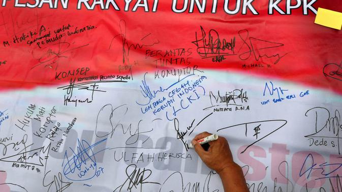 Dalam aksinya, mereka mengumpulkan satu juta tanda tangan tolak koruptor di Indonesia saat acara hari bebas kendaraan bermotor di Bundaran HI, Jakarta, Minggu (7/12/2014). (Liputan6.com/Miftahul Hayat)