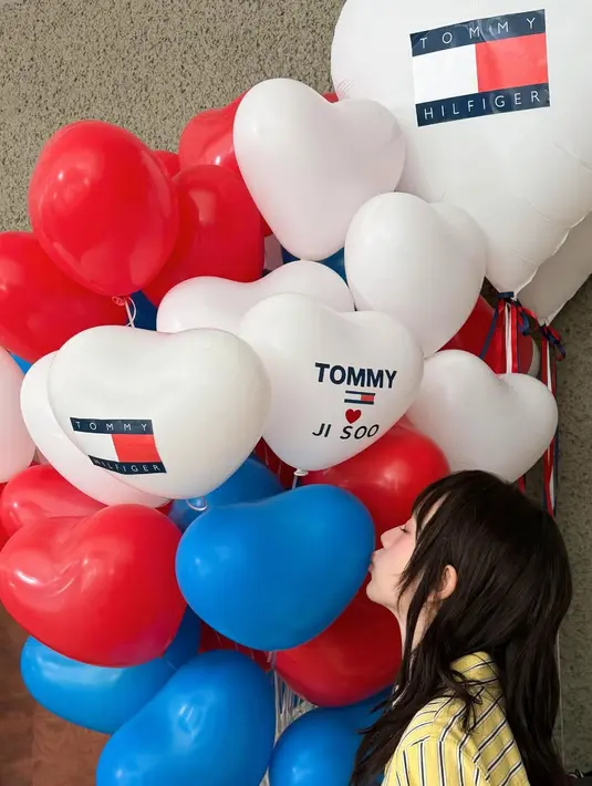 Lip tint bernuansa peach jadi penutup sempurna untuk tampilan Jisoo yang lebih youthful [@sooyaaa__]