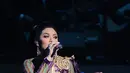 "Di awal 2017 ini saya termasuk penyanyi Indonesia yang beruntung karena penyanyi Malaysia sendiri ada 8 orang yang batal konser karena memang ekonomi yang tidak baik," tutur Krisdayanti.  (Instagram/krisdayantilemos)