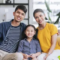 Untuk membesarkan buah hati secara optimal, orangtua harus mengetahui gaya asuh yang baik dan cocok untuk si kecil. (Foto: Freepik/Lifestylememory)