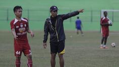 Pelatih Arema Cronus, Joko Susilo memberikan pengarahan kepada I Gede Sukadana pada latihan jelang leg kedua semi final Piala Presiden melawan Sriwijaya F.C di Stadion Gajayana, Malang, Rabu (7/10/2015). (Bola.com/Vitalis Yogi Trisna)