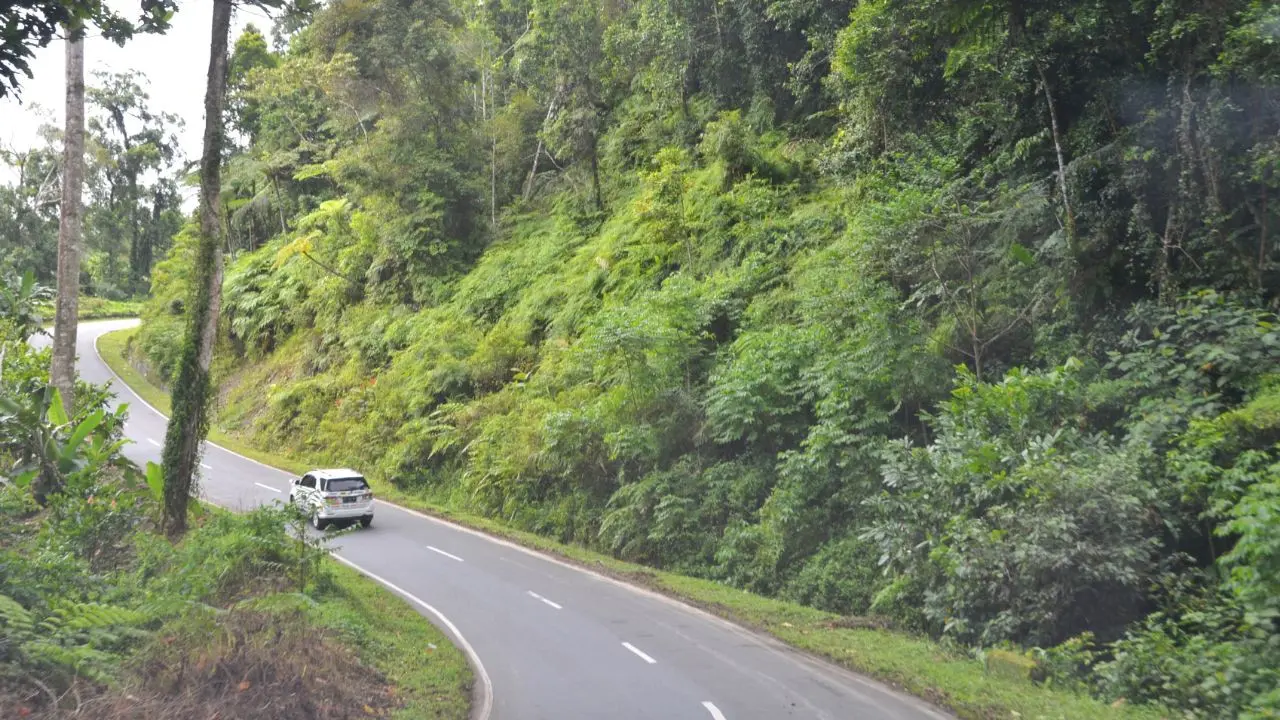 Jalan Trans Maluku di Pulau Seram