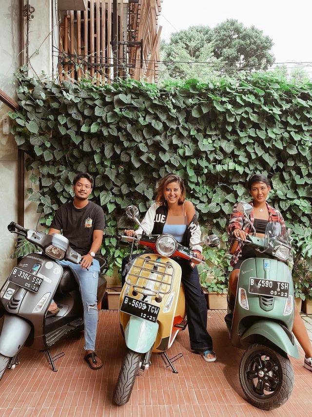 Awkarin naik Vespa (Instagram/@awkarin)