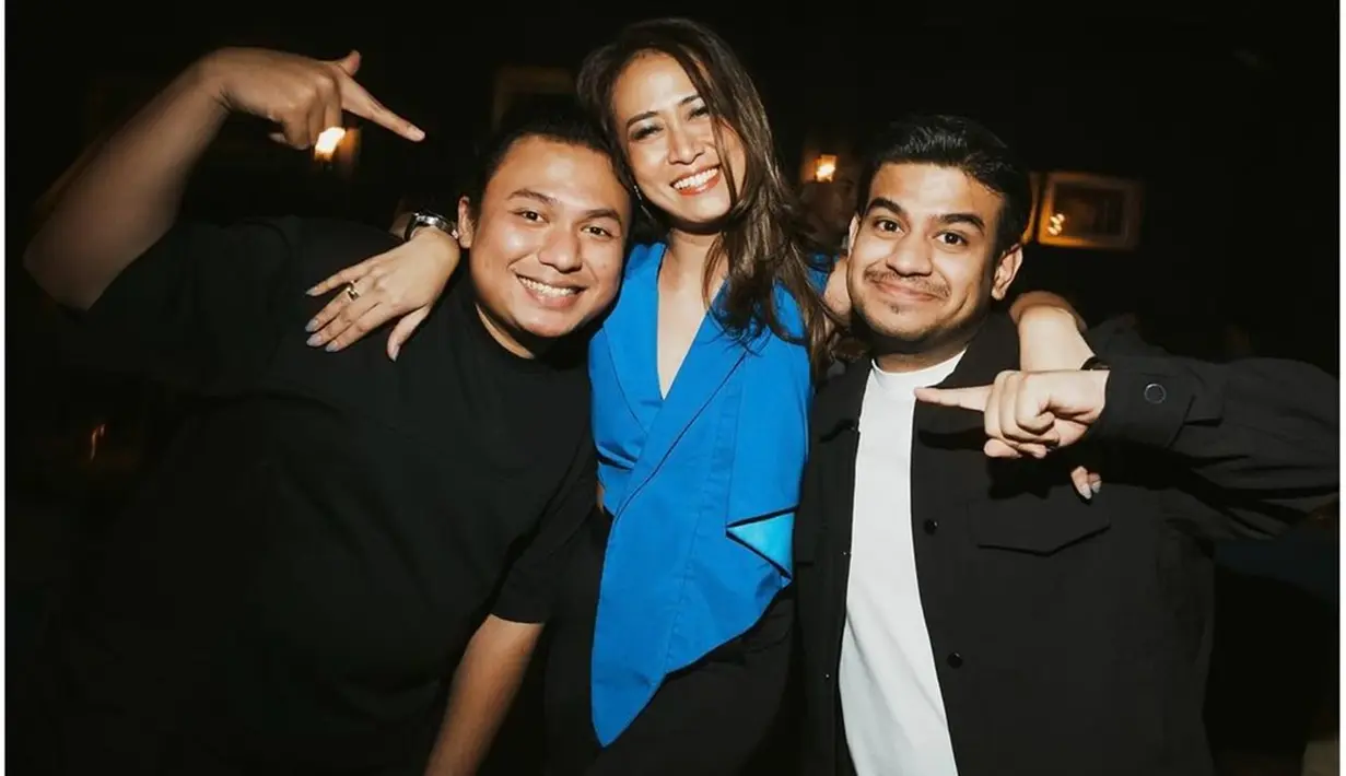 Pasangan Syahnaz Sadiqah dan Jeje Govinda juga turut hadir di pesta tersebut. Selain itu, tampak pula sederet selebgram terkenal, seperti Keanu AGL serta Fadil Jaidi yang juga dikenal dekat dengan kalangan artis. Mereka tampak berfoto akrab dengan Gita. (Liputan6.com/IG/@gitajanu)