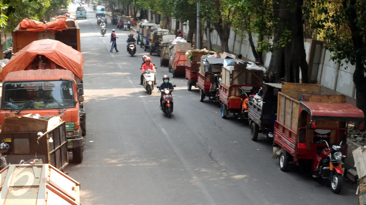 20151104-Jalan ke Bantar Gebang di Blokade, Tumpukan Sampah Menggunung di TPSS Kalibata-Jakarta
