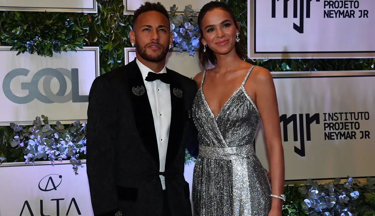 Pemain PSG, Neymar, didampingi sang kekasih, Bruna Marquezine, saat menghadiri acara amal untuk Institut Neymar Jr di Sao Paulo, Brasil, Kamis (19/7/2018). Bintang asal Brasil itu tampak menawan dengan balutan jas. (AFP/Nelson Almeida)