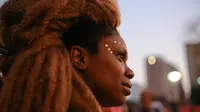 Tampak samping salah satu peserta pawai Hari Wanita Afro-Latin Amerika Serikat dan Afro-Karibia di Sao Paulo, Brasil, Selasa (25/7). Adanya peringatan ini untuk menuntut kesetaraan hak untuk kaum perempuan kulit hitam di segala bidang. (AP/Andre Penner)