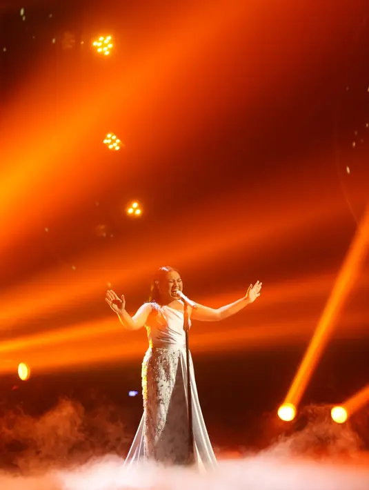 "Aku udah nahan tangis karena memang, bisa sih nangis bahagia tapi menurutku untuk apa menangis karena aku sudah menjadi juara di Indonesian Idol ini," tutur Maria. (Nurwahyunan/Bintang.com)