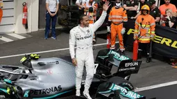 Selebrasi pebalap Mercedes Lewis Hamilton setelah menjuarai F1 GP Prancis 2019 di Sirkuit Paul Ricard, Minggu (23/6/2019). Hamilton tampil dominan dan menjadi juara F1 GP Prancis 2019. (AP Photo/Claude Paris)