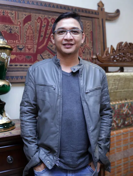 Menanggapi hal itu, vokalis band Ungu ini merasa tidak perlu dibesar-besarkan. Ia berharap media sosial dipergunakan dengan sebaik-baiknya. (Adrian Putra/Bintang.com)