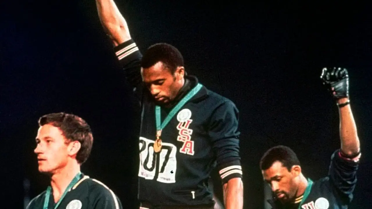 Tommie Smith dan John Carlos, melakukan aksi 'silent protest' di Olimpiade Meksiko