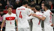 Gelandang Turki #10, Hakan Calhanoglu, merayakan gol pertama timnya dari titik penalti bersama rekan-rekannya selama pertandingan leg kedua play-off UEFA Nations League A/B antara Hungaria dan Turki di Budapest, Hungaria, pada tanggal 23 Maret 2025. (Attila KISBENEDEK/AFP)