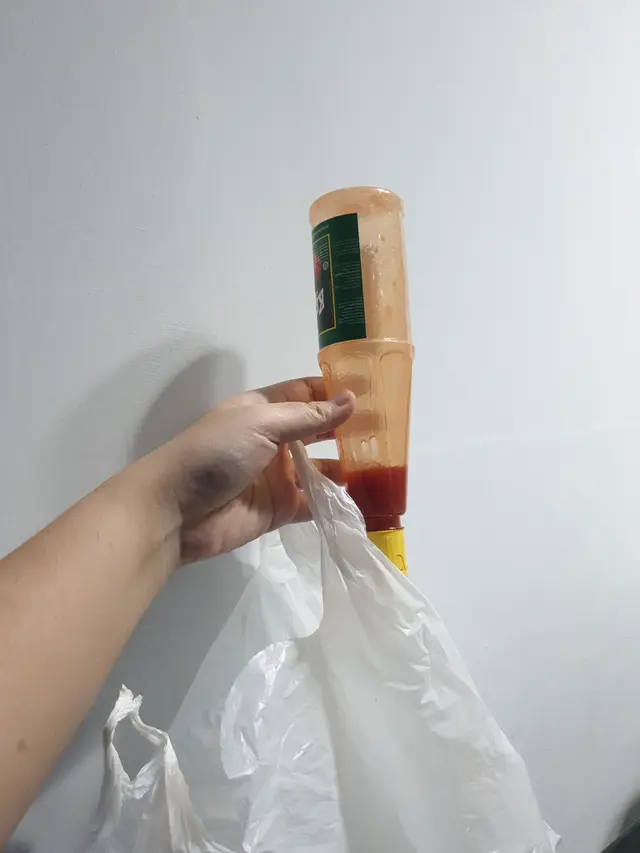 Pemuda Ini Bikin Trik Mudah Keluarkan Saus Sisa dari Botol, Perlu Dicoba
