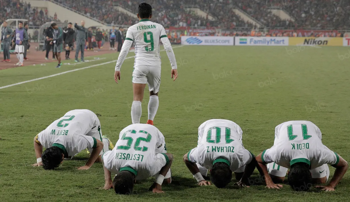 Selebrasi pemain Timnas Indonesia usai Stefano Lilipaly membobol gawang Vietnam pada laga Piala AFF 2016 di Stadion My Dinh, Hanoi, Kamis (7/12/2016). Indonesia menang agregat 4-3 atas Vietnam. (Bola.com/Peksi Cahyo)