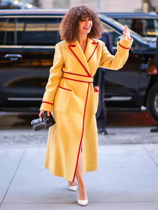 Lena Mahfouf memakai coat Velvet Trim Wool Wrap , sambil menjinjing carrying the Beaded Strap Soft Mini Crossbody. (Foto: Tory Burch)