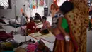Sejumlah pasien menjalani perawatan karena menderita demam berdarah di Rumah Sakit Shishu Dhaka, Bangladesh, Rabu (31/7/2019). Bangladesh sedang menghadapi wabah demam berdarah terburuk yang pernah dialami negara itu. (AP Photo/Mahmud Hossain Opu)