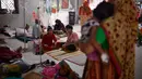 Sejumlah pasien menjalani perawatan karena menderita demam berdarah di Rumah Sakit Shishu Dhaka, Bangladesh, Rabu (31/7/2019). Bangladesh sedang menghadapi wabah demam berdarah terburuk yang pernah dialami negara itu. (AP Photo/Mahmud Hossain Opu)