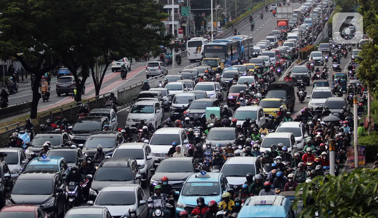 Kemacetan di Jakarta selama ini belum bisa dihilangkan secara efektif. Masih saja ada kemacetan di beberapa titik, terlebih lagi di jam-jam berangkat dan pulang kantor, jalanan biasanya dipadati oleh kendaraan. (Liputan6.com/Johan Tallo)
