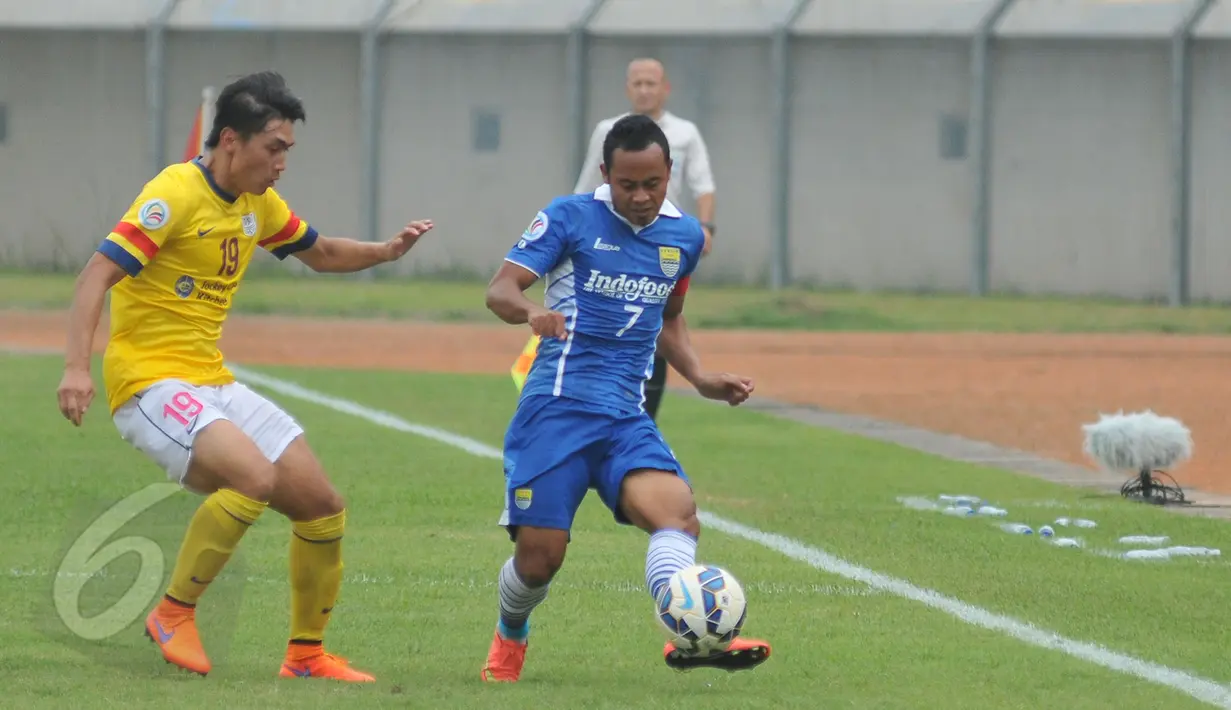 Atep (kanan) terus dibayangi pemain Kitchee SC di Stadion Si Jalak Harupat, Bandung, Rabu (27/5/2015). Persib kalah 0-2 dari Kitchee SC dan tersingkir dari 16 besar AFC Cup 2015. (Liputan6.com/Herman Zakharia)
