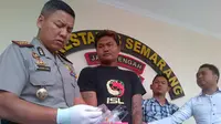 M Rafii saat diamankan besama barang bukti di Mapolrestabes Semarang, Jawa Tengah, Senin (2/1/2015). (Liputan6.com/Edhie Prayitno Ige)