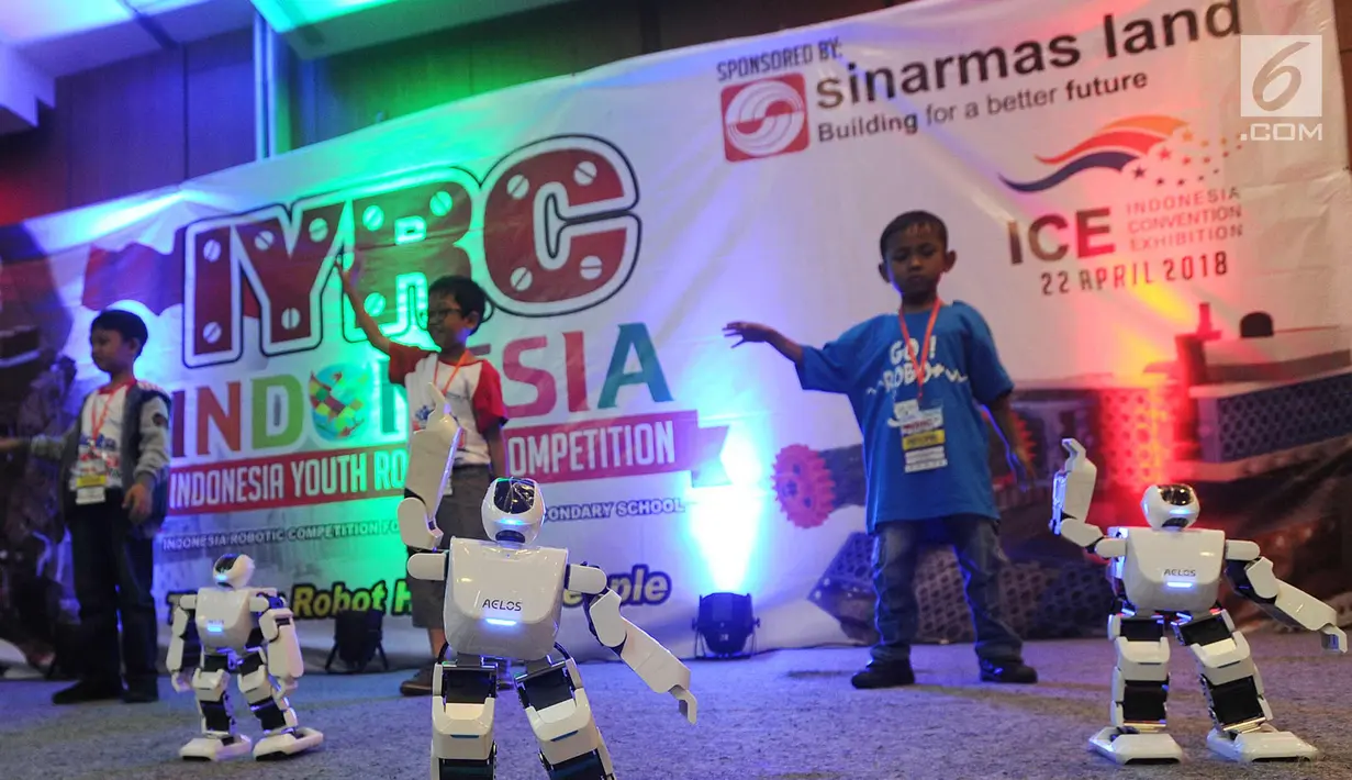 Anak-anak menari bersama robot Aelos saat kegiatan Indonesian Youth Robot Competititon  di ICE, BSD, Tangerang Selatan (22/4). Acara ini diselenggarakan oleh Sinar Mas Land, International Youth Robot Association dan Kemendiknas. (Merdeka.com/Arie Basuki)