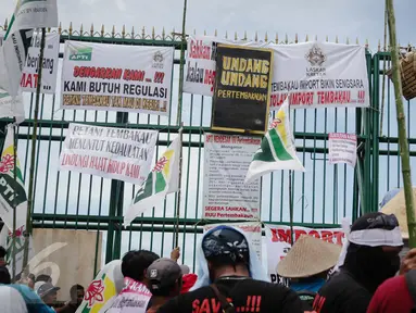 Puluhan petani yang tergabung dalam Asosiasi Petani Tembakau Indonesia (APTI) menggelar unjuk rasa di depan Gedung DPR, Jakarta, Rabu (16/11). Dalam aksinya mereka meminta segera pengesahan RUU Pertembakauan. (Liputan6.com/Faizal Fanani)