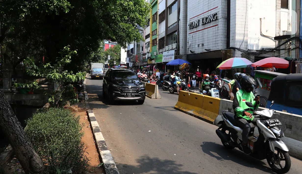 Suasana lalu lintas di kawasan Glodok, Jakarta Barat, Sabtu (9/10/2021). Pemerintah Jakarta Barat berencana menata kawasan Glodok menjadi lokasi wisata sejarah Pecinan sehingga dapat menjadi daya tarik wisatawan untuk melakukan kunjungan. (Liputan6.com/Herman Zakharia)