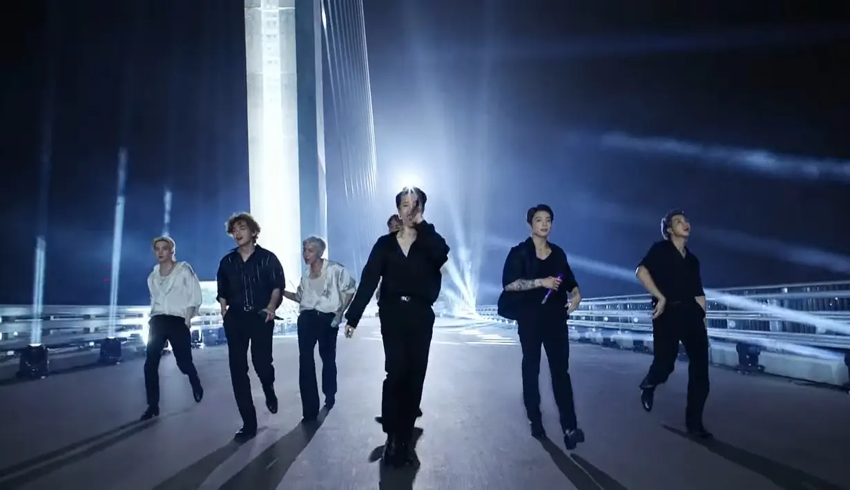 Selain bincang-bincang, BTS juga membawakan dua lagu di acara tersebut. Butter dibawakan secara epic di salah saut jembatan megah di kota Seoul, Korea Selatan. (YouTube The Tonight Show Starring Jimmy Fallon)