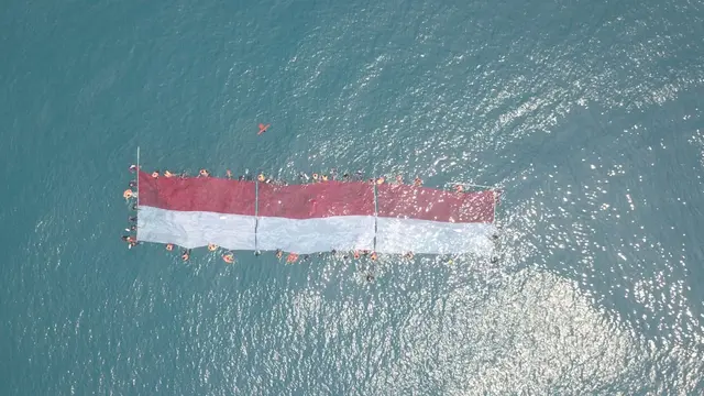Upacara Bendera di Dasar Laut Serang Banten