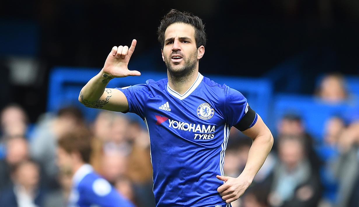 Gelandang Chelsea, Cesc Fabregas, melakukan selebrasi usai mencetak gol ke gawang Crystal Palace pada laga Premier League di Stadion Stamford Bridge (1/4/2017). Sebelum kembali ke Barcelona, Fabregas bermain untuk Arsenal. (EPA/Facundo Arrizabalaga)
