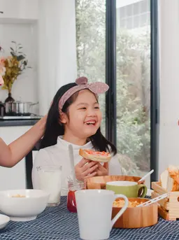 Mengatur jadwal makan dapat meningkatkan waktu kebersamaan bersama keluarga. (foto: tirachardz/freepik)